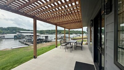 Brand new luxurious 3-bedroom home w/huge dock in Captain Ron's cove