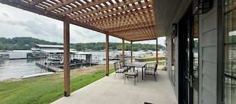 Brand new luxurious 3-bedroom home w/huge dock in Captain Ron's cove