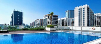 Tranquil 1BR Escape With Pool View in Meydan