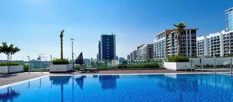Tranquil 1BR Escape With Pool View in Meydan