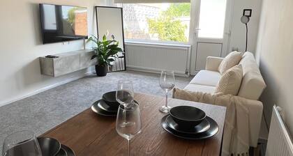 Nottingham 2-bed House, Sleeps 4, Pet Friendly