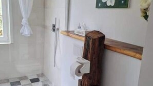 A bathroom with a shower, a toilet, and a sink. - Golden apartment on the estate (Nordstemmen)