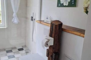 Dusche, Haartrockner, Handtücher, Seife