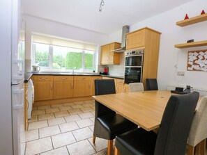 Batterie de cuisine, vaisselle et ustensiles