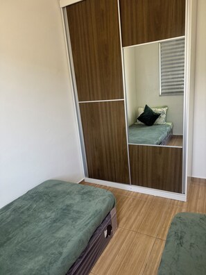 2 habitaciones, tabla de planchar con plancha, wifi y ropa de cama 