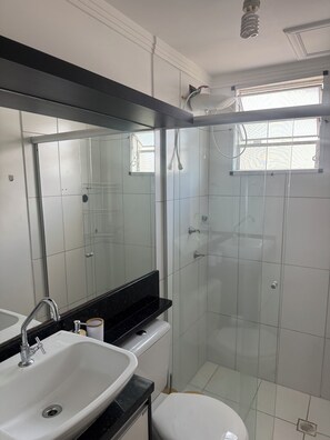 Regadera, toallas, papel de baño 