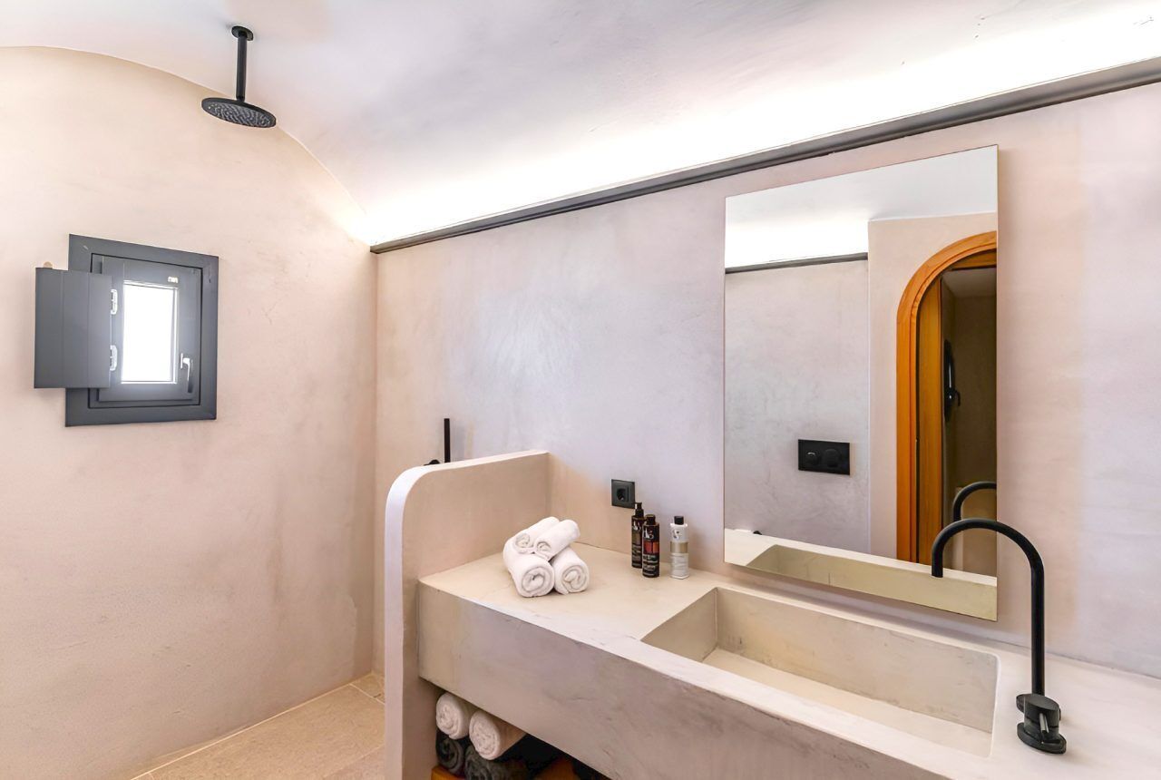 Superior Suite with Private Pool and Jacuzzi | Badezimmer | Dusche, Haartrockner, Handtücher, Seife