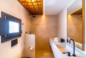 Superior Suite with Private Pool | Badezimmer | Dusche, Haartrockner, Handtücher, Seife