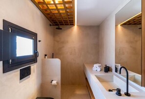Deluxe Suite with Private Jacuzzi | Badezimmer | Dusche, Haartrockner, Handtücher, Seife