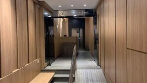 A hallway with wooden paneling, a bench, and a sign that reads 'Ed. Hercules.' - SUH Botafogo 04 Pão de Açúcar View (Rio de Janeiro)
