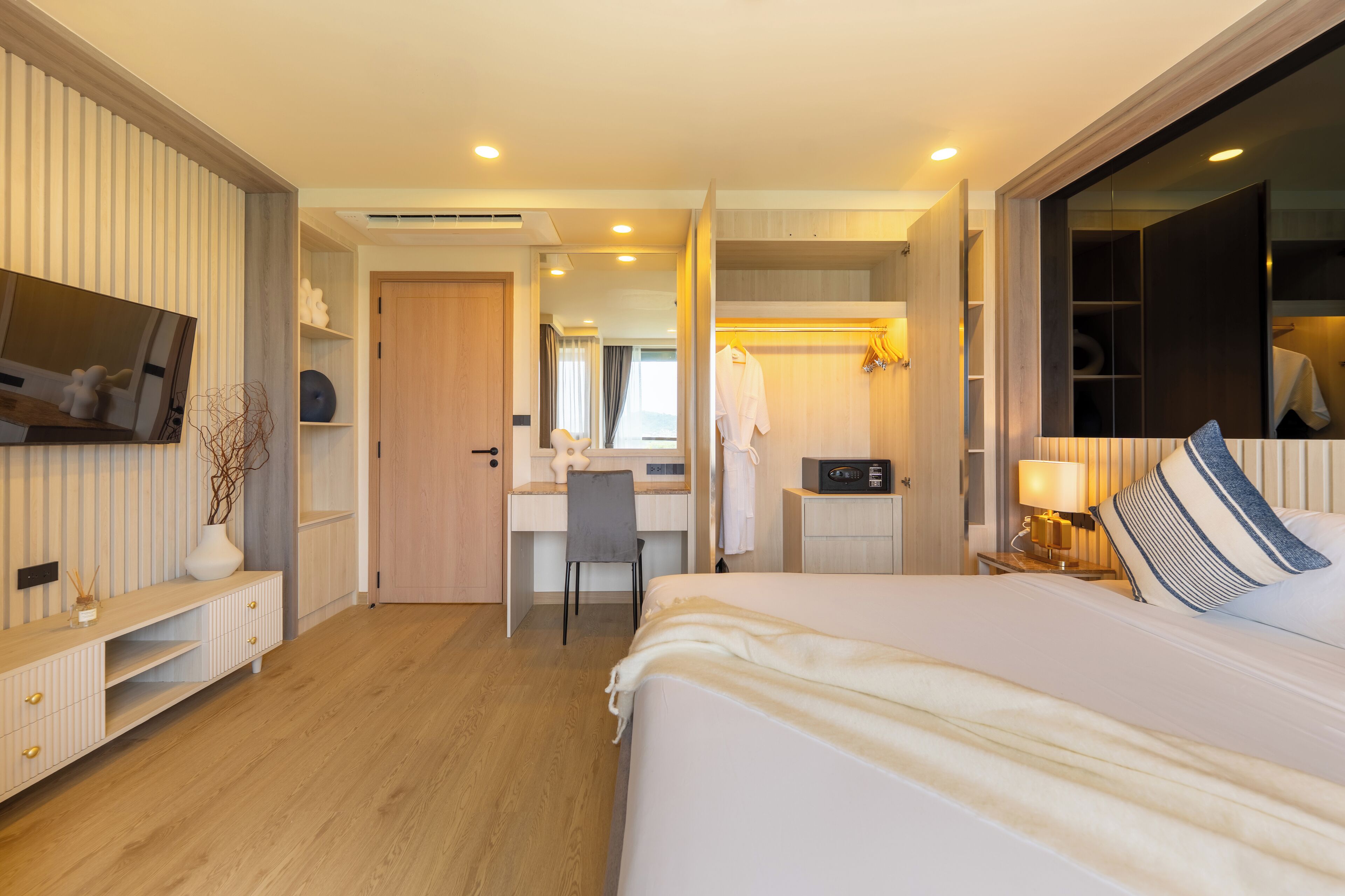 Duplex 2 Bedroom Suite Golf View | ตู้นิรภัยในห้องพัก, ผ้าม่านกันแสง, ห้องเก็บเสียง, เตารีด/โต๊ะรีดผ้า