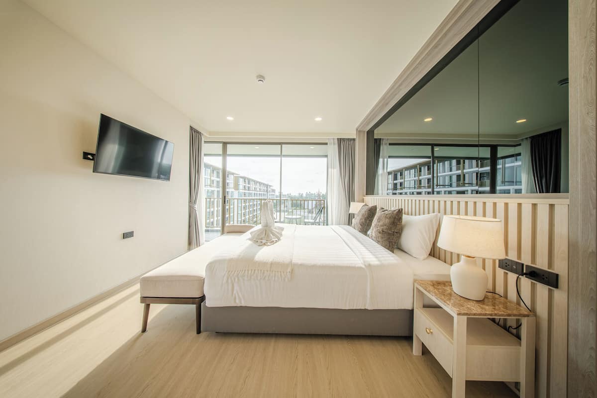 3 Bedrooms Suite | Safe på rommet, blendingsgardiner, lydisolert og strykejern/-brett