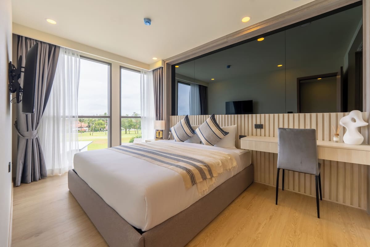 1 Bedroom Suite | Safe på rommet, blendingsgardiner, lydisolert og strykejern/-brett