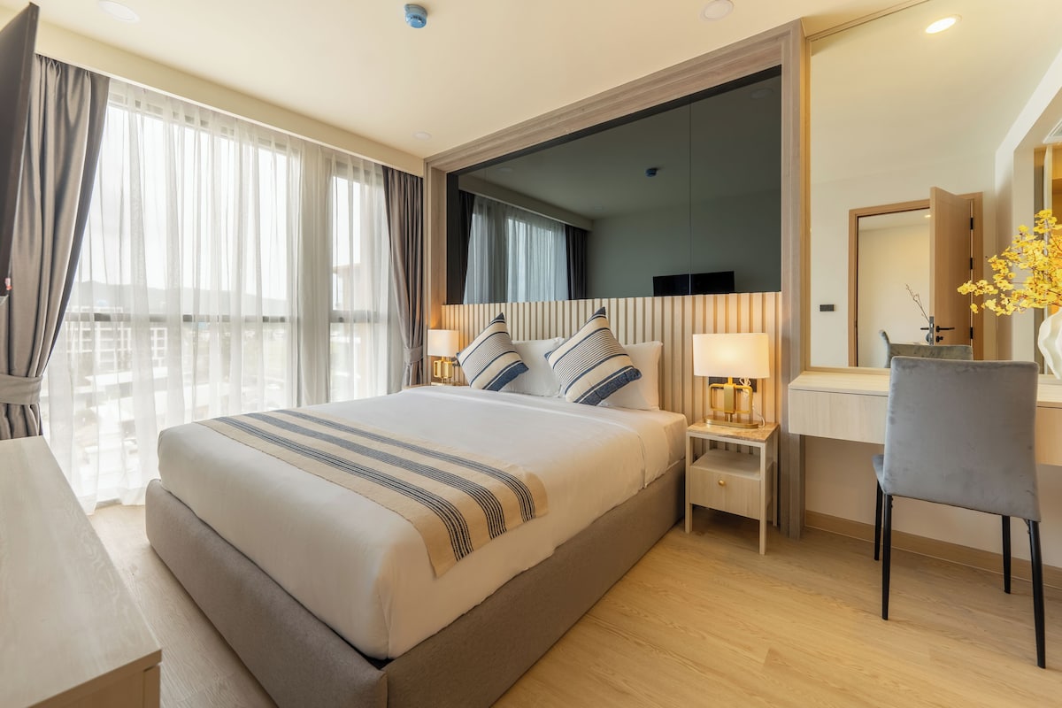 Suite – deluxe | Safe på rommet, blendingsgardiner, lydisolert og strykejern/-brett