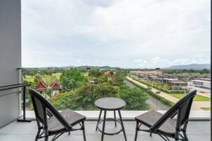 Duplex 2 Bedroom Suite Golf View | 阳台景观