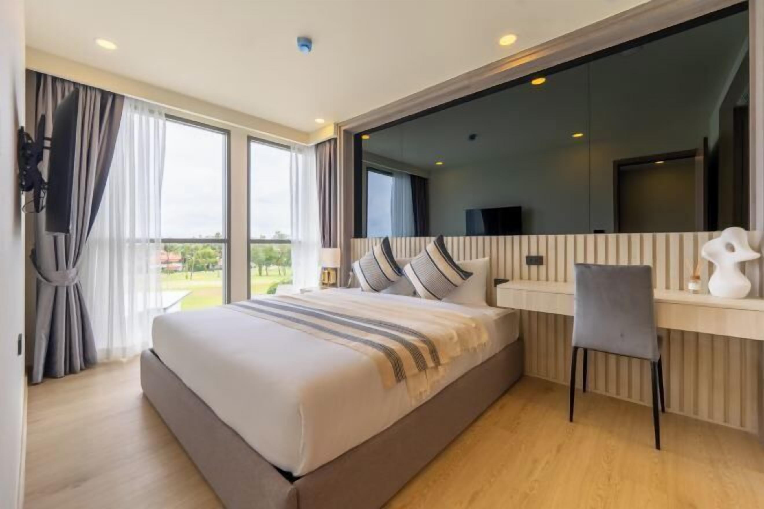 Brankas, tirai kedap cahaya, setrika/meja setrika, dan Wi-Fi gratis