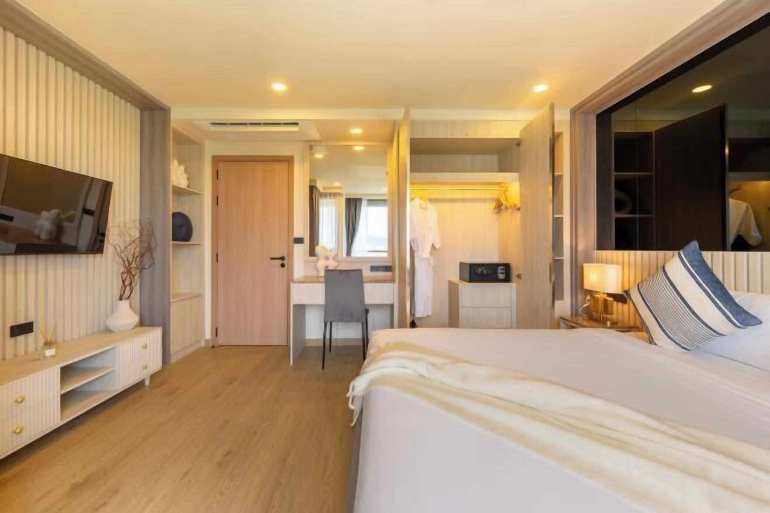 Brankas, tirai kedap cahaya, setrika/meja setrika, dan Wi-Fi gratis