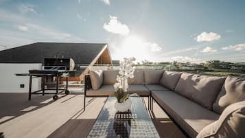 3 Bedroom Pool Villa | 起居区 | 43-英寸纯平电视(配备数码频道)