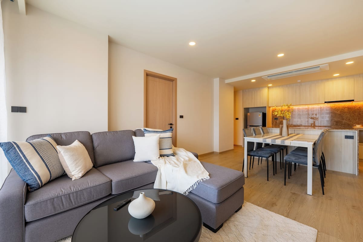 Suite, 2 habitaciones | Área de sala de estar | Televisión de pantalla plana de 43 pulgadas con canales digitales