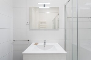 Shower, hair dryer, towels - GuestReady - An elegant stay in the city centre (Porto)