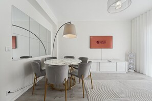 Dining - GuestReady - An elegant stay in the city centre (Porto)