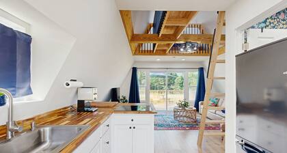 A-frame cabin near Lake Murray with deck & kitchenette - dog friendly