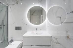 Dusche, Haartrockner, Handtücher