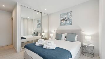 4 bedrooms, iron/ironing board, internet, bed sheets