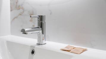 Une salle de bain moderne avec un robinet chromé et un lavabo blanc.