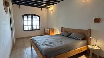 Deluxe Room, Sea View | Iron/ironing board, free WiFi