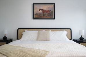 5 bedrooms, iron/ironing board, WiFi, bed sheets