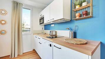 Een koelkast, een microgolfoven, een oven, een kookplaat