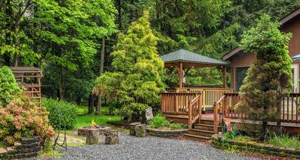 Rustic Lux Escape, Lake, Hot Tub, Arcade, Game Lounge