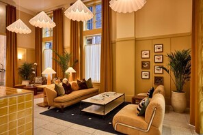 Living area - Stay Near River Street + Pool, Bike, Dining & Gym (Savannah)