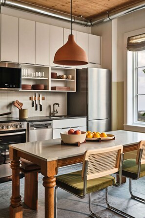 Geladeira, micro-ondas, fogão, cooktop