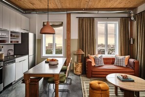 Living area - Stay Near River Street + Pool, Bike, Dining & Gym (Savannah)