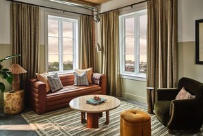 Living area - Stay Near River Street + Pool, Bike, Dining & Gym (Savannah)