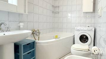 Dusche, Bidet, Handtücher