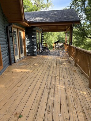 Terrace/patio - Charming and spacious cabin on Current River. Hunters welcome! (Doniphan)