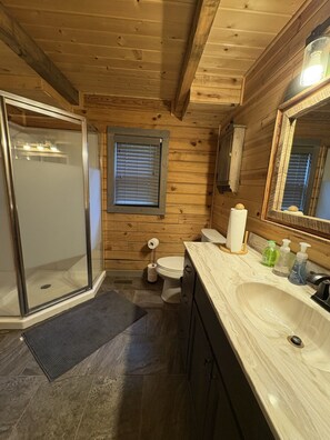 Douche, serviettes fournies, savon, shampoing