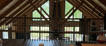 Charming and spacious 7-bedroom cabin with many accomodations on Current River.