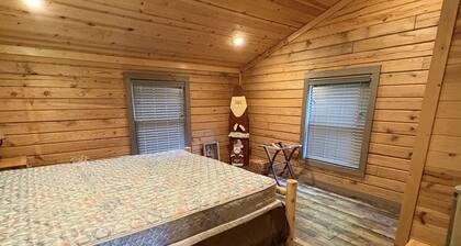 Charming and spacious 7-bedroom cabin with many accomodations on Current River.