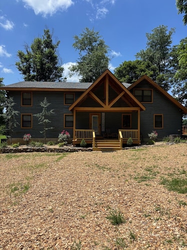 Charming and spacious cabin on Current River. Hunters welcome!