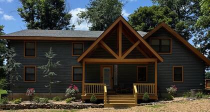 Charming and spacious cabin on Current River. Hunters welcome!