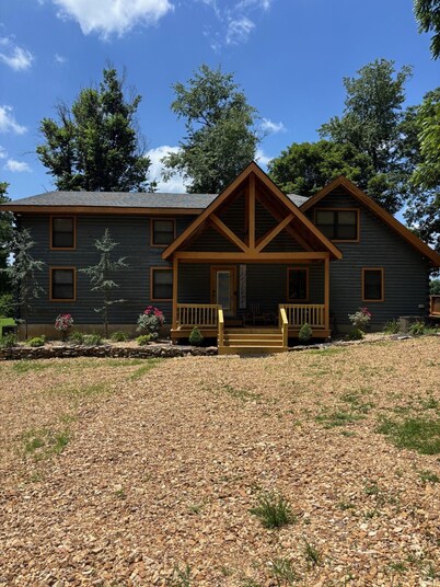 Charming and spacious cabin on Current River. Hunters welcome!