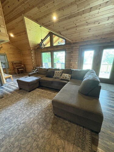 Charming and spacious 7-bedroom cabin with many accomadations on Current River.