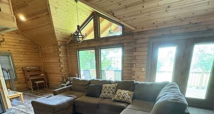 Charming and spacious 7-bedroom cabin with many accomadations on Current River.