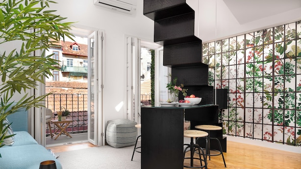 Un espacio moderno para vivir con cocina, una mesa de comedor y un sofá.