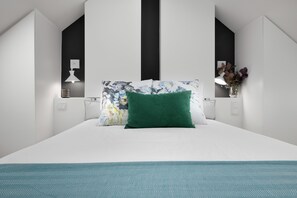 1 bedroom, iron/ironing board, WiFi, bed sheets - Jasmine Loft - Steps from Lello Bookshop! (Porto)