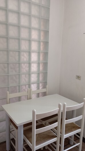 Dining - Large apartment, sea view with Wi-Fi (Guilhermina Praia Grande)